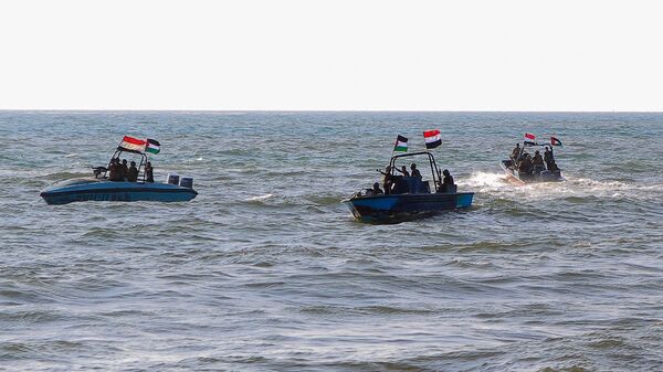 Йеменская береговая охрана от группировки хусито патрулируют море, пока в портовом городе Ходейда проходит марш в знак солидарности с народом Газы 