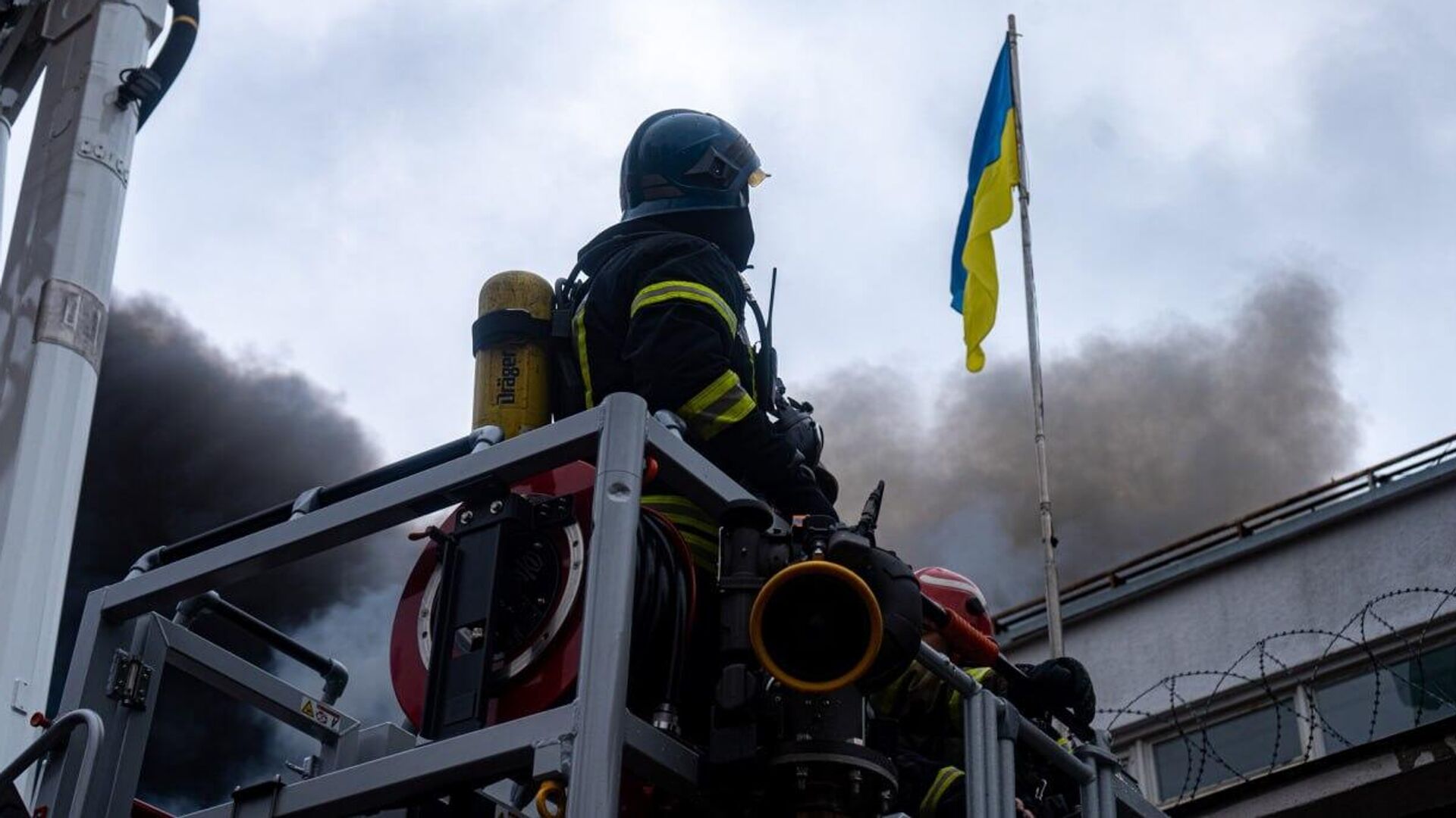 Сотрудник пожарной службы Украины - РИА Новости, 1920, 05.04.2024