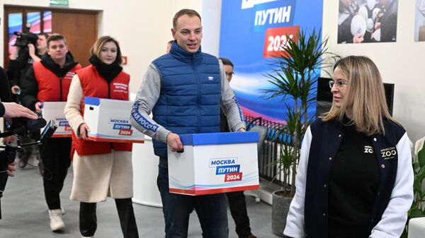 Волонтеры доставляют из регионов РФ в предвыборный штаб Владимира Путина подписи в поддержку его кандидатуры на выборах в президенты 2024 года. 5 января 2024