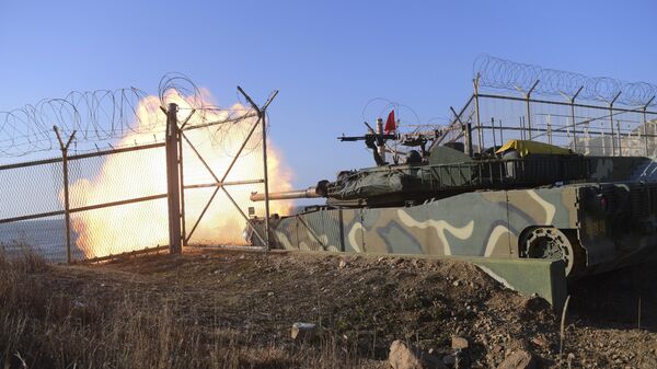 Южнокорейский танк во время маневров на северо-западных островах Южной Кореи