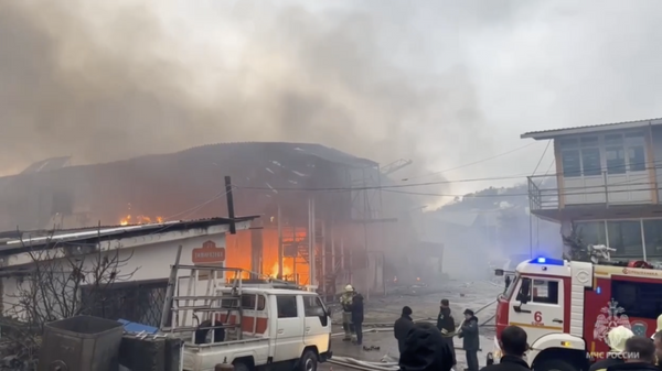 Пожар на мебельном складе в Сочи