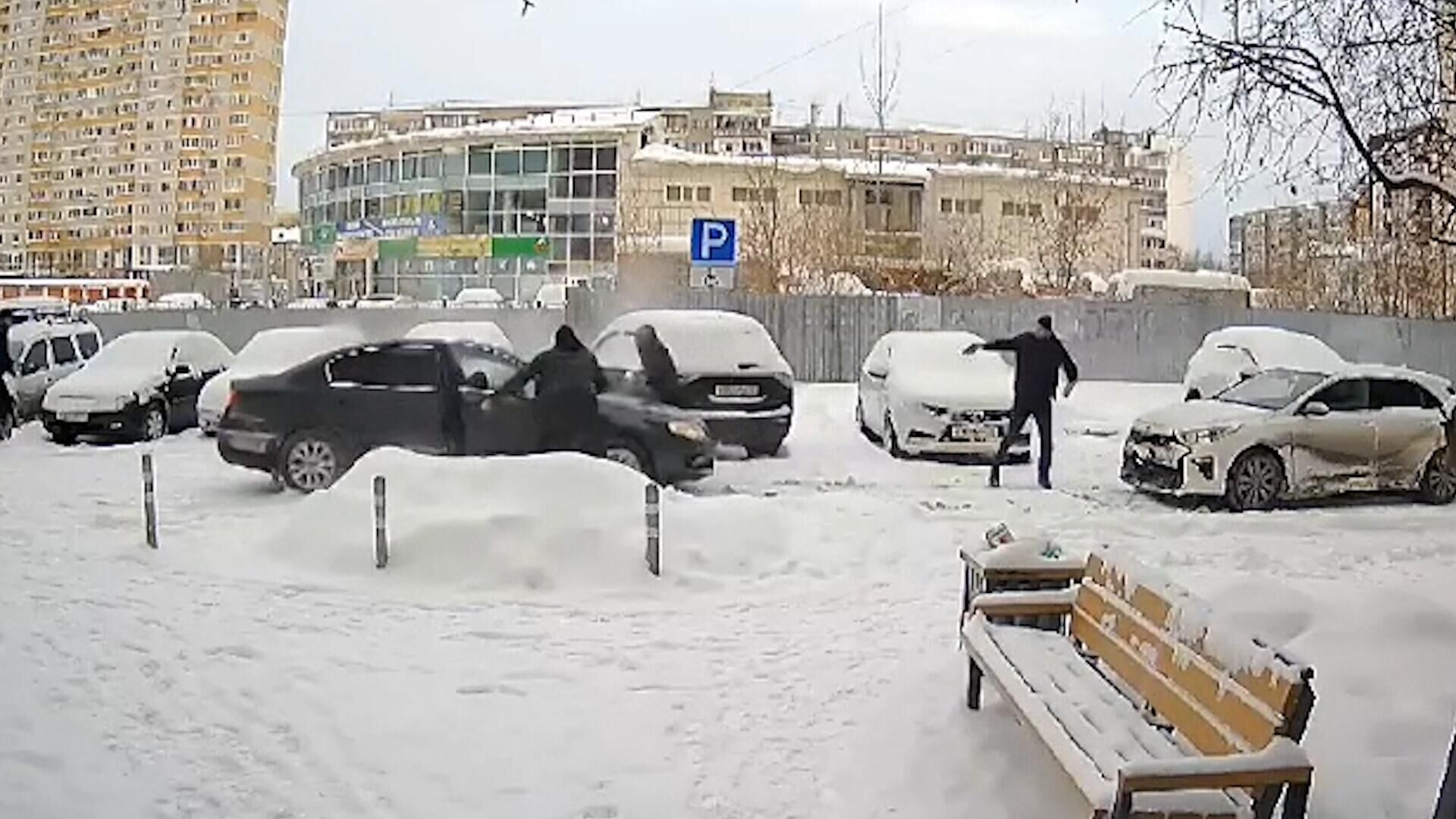 Разборки между водителями во дворе дома в Тюмени. Видео камеры наблюдения - РИА Новости, 1920, 05.01.2024