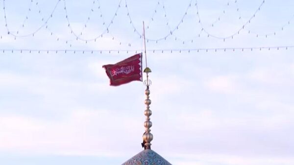 Красный флаг над мечетью Джамкаран в Иране