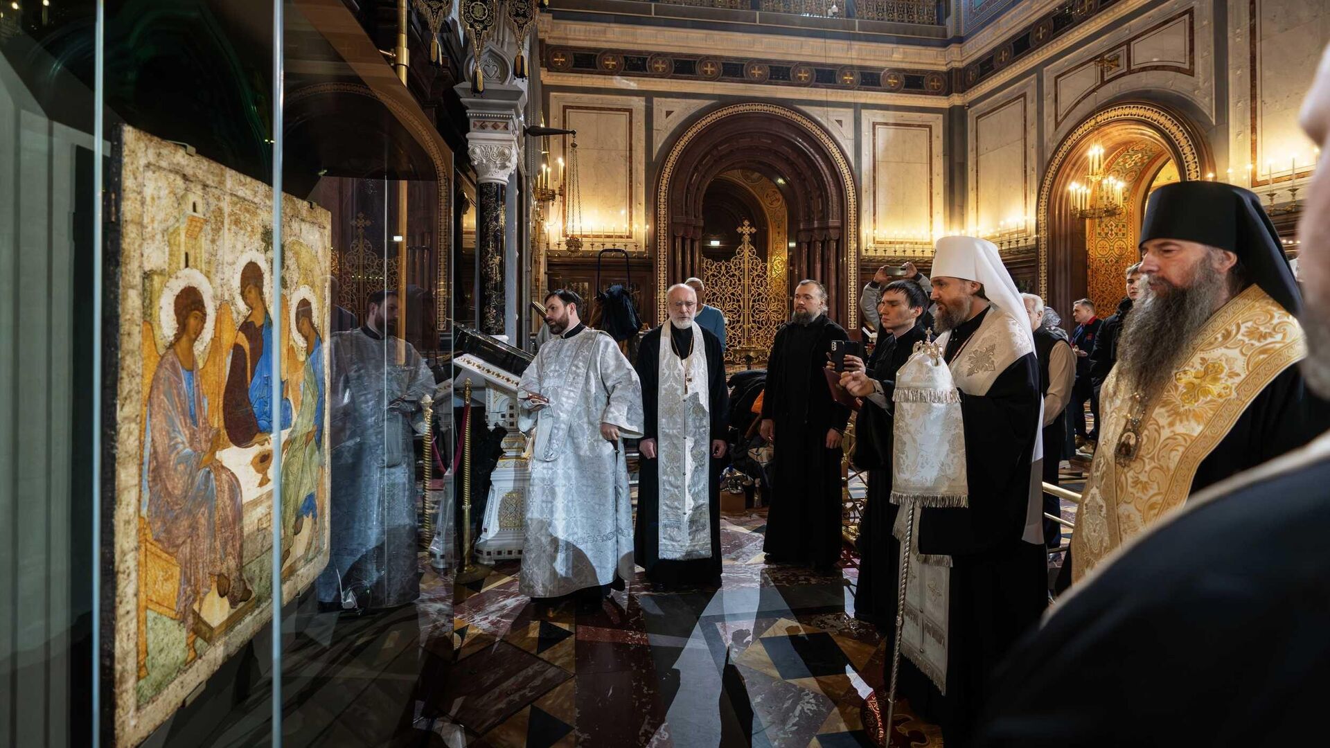 Икона Святой Троицы, написанная преподобным Андреем Рублевым, в Храме Христа Спасителя. 5 января 2024 - РИА Новости, 1920, 05.01.2024