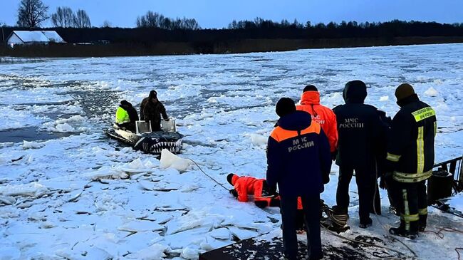 Огнеборцы с пожарно-техническим вооружением переправляются через реку Немонин для организации круглосуточных дежурств а поселках Матросово и Малая Матросовка в Калининградской области. 5 января 2024