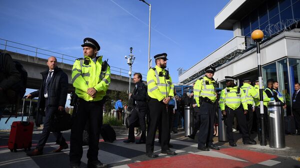Полиция на посту в аэропорту Лондон-Сити 