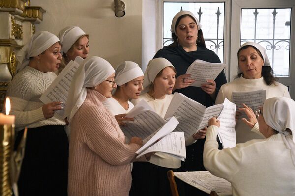 Женский хор во время всенощного бдения в храме Успения Божией Матери во Владивостоке
