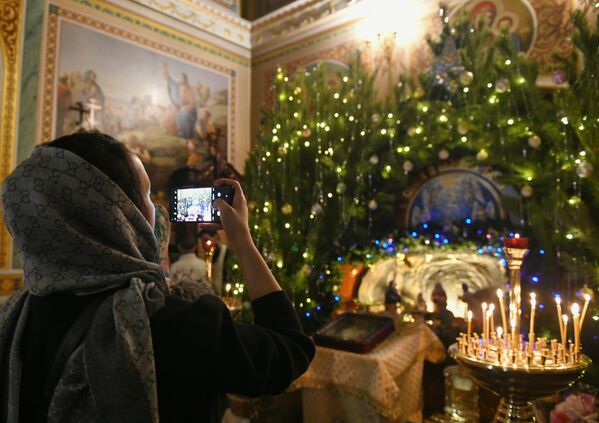 Женщина на рождественском богослужении в Свято-Николаевском архиерейском соборе Донецка