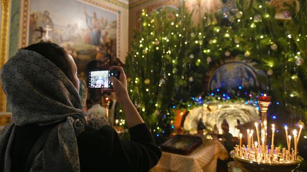 Женщина на Рождественском богослужении в Свято-Николаевском архиерейском соборе Донецка
