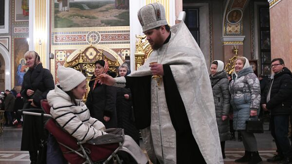 Верующие на рождественском богослужении в Спасо-Преображенском кафедральном храме Донецка