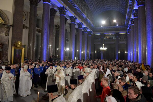 Верующие во время Рождественской литургии в Казанском соборе в Санкт-Петербурге