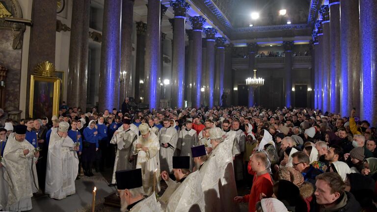 Верующие во время Рождественской литургии в Казанском соборе в Санкт-Петербурге