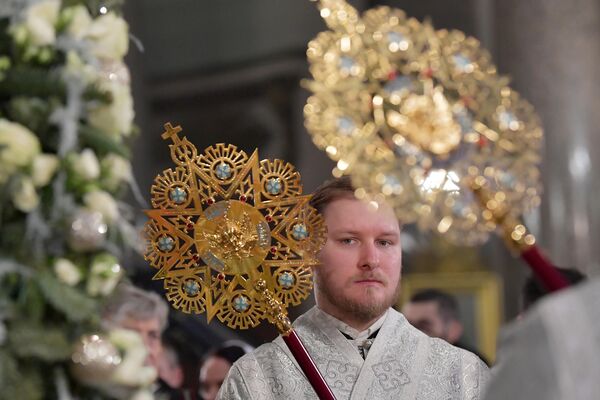 Служитель во время Рождественской литургии в Казанском соборе в Санкт-Петербурге