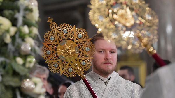 Служитель во время Рождественской литургии в Казанском соборе в Санкт-Петербурге