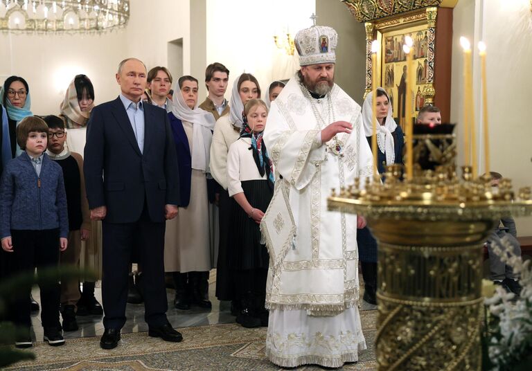 Президент РФ Владимир Путин во время Рождественского богослужения в храме Спаса Нерукотворного Образа на территории государственной резиденции Ново-Огарево