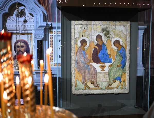 Икона Святая Троица Андрея Рублева перед началом Рождественского богослужения в храме Христа Спасителя в Москве