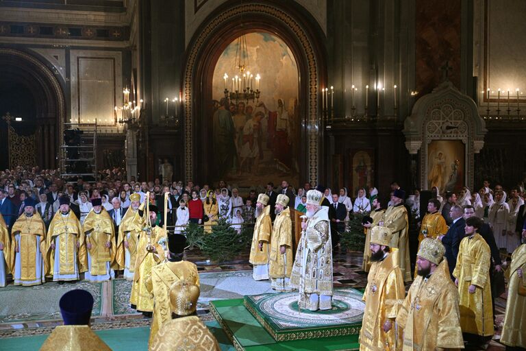 Патриарх Московский и всея Руси Кирилл во время Рождественского богослужения в храме Христа Спасителя в Москве