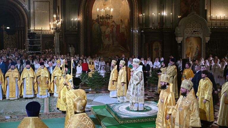 Патриарх Московский и всея Руси Кирилл во время Рождественского богослужения в храме Христа Спасителя в Москве