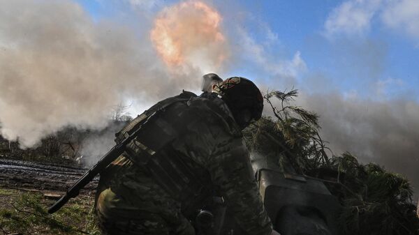 Военнослужащий ВС РФ боевого расчета гаубицы в зоне проведения СВО
