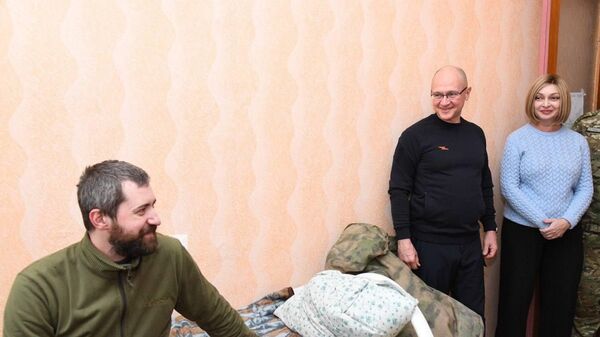 Сергей Кириенко во время посещения  проходящих в ЛНР лечение участников СВО