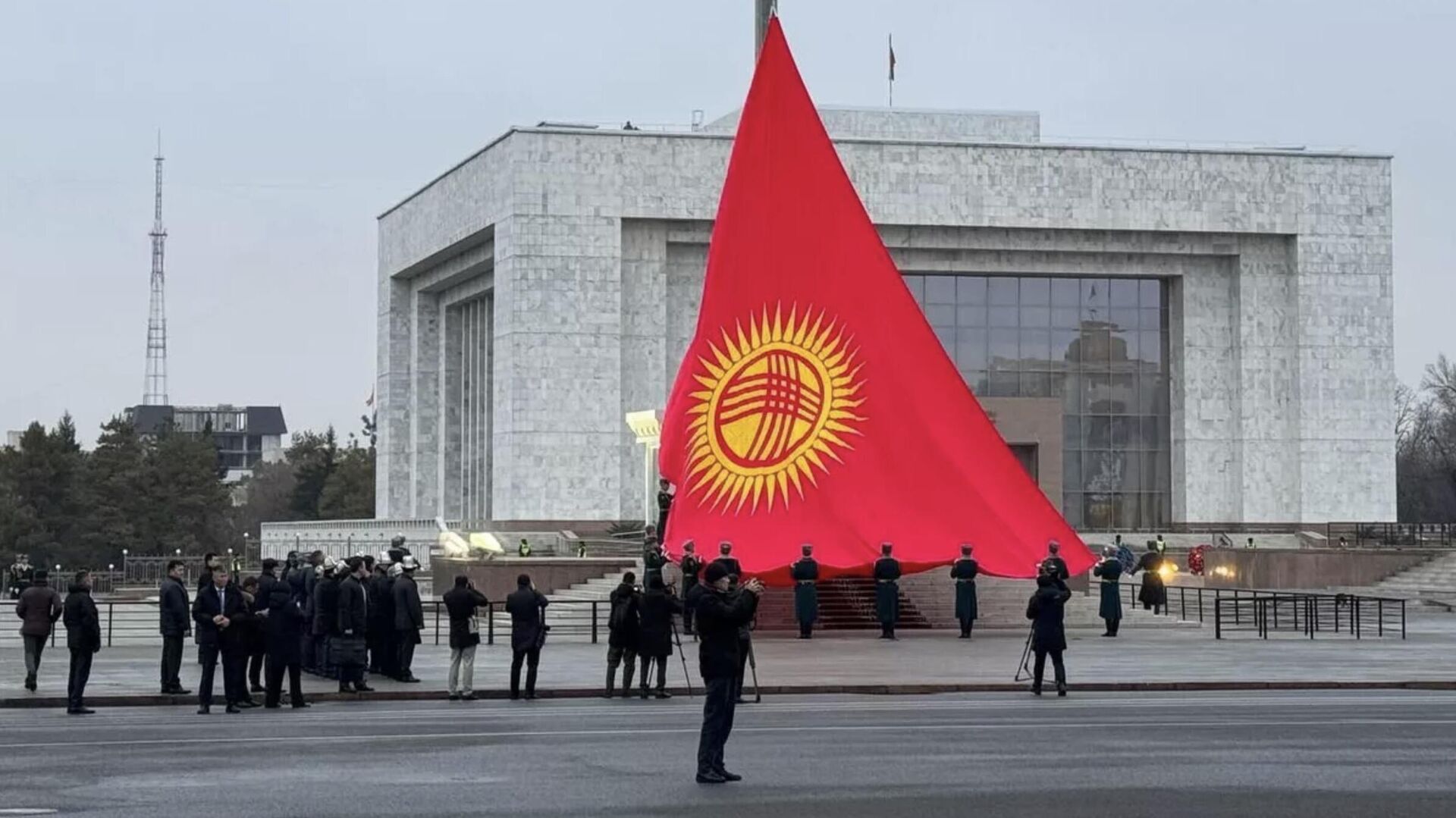 Новый вариант флага Киргизии подняли на центральной площади Бишкека Ала-Тоо - РИА Новости, 1920, 08.01.2024
