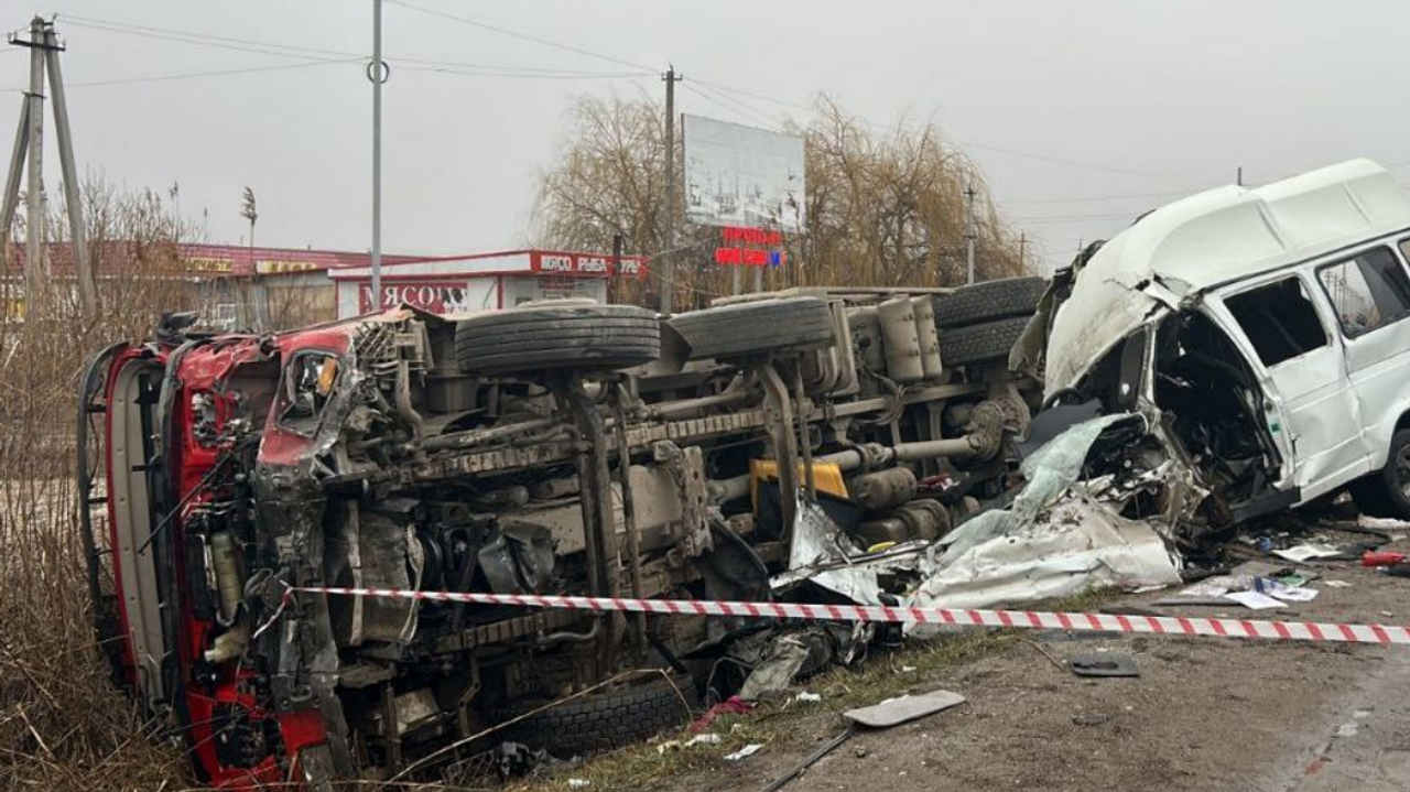 На Ставрополье семь человек погибли при столкновении маршрутки с КАМАЗом -  Радио Sputnik, 08.01.2024