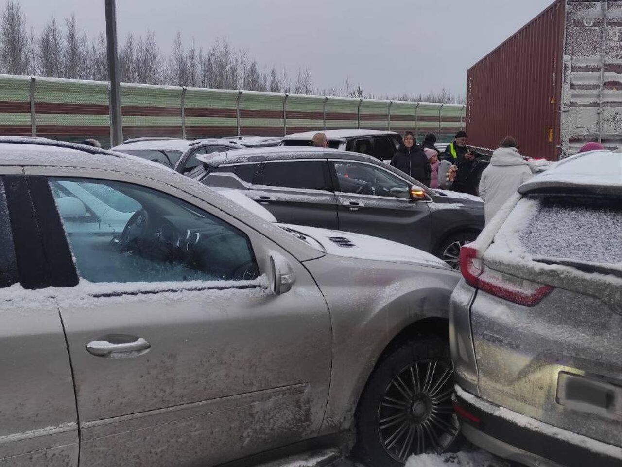 На трассе в Новгородской области столкнулись 50 автомобилей, есть погибшие  - РИА Новости, 08.01.2024