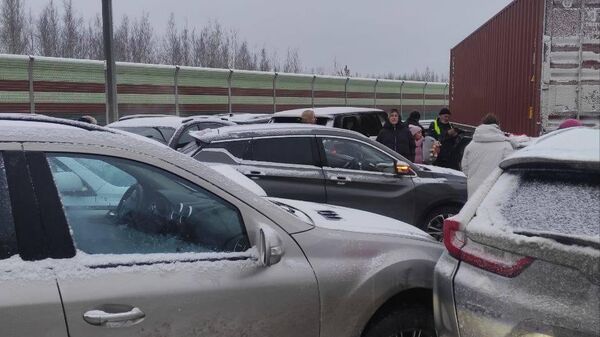 На месте ДТП на трассе М-11 в Новгородской области, где столкнулись 30 автомобилей