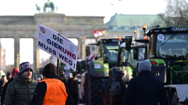 Участники акции протеста в центре Берлина, Германия. 8 января 2024