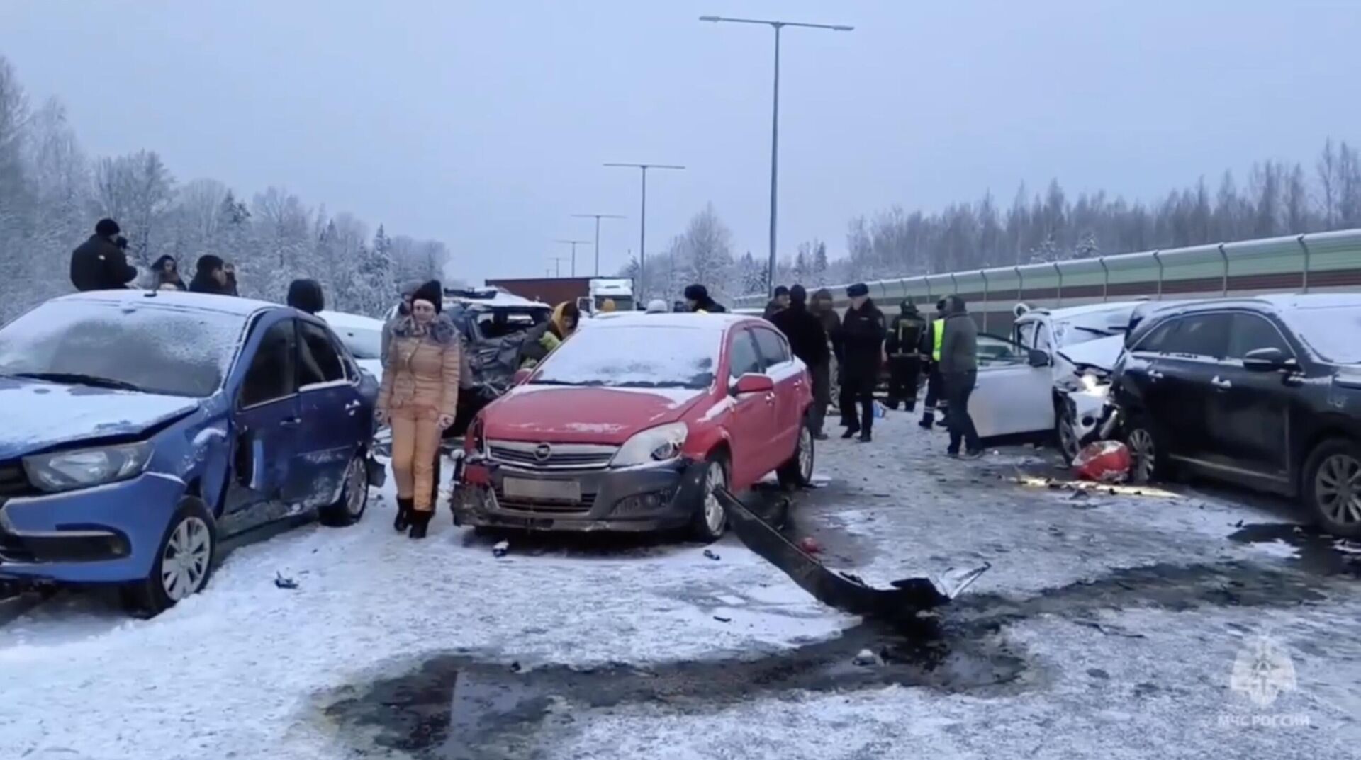 На месте массового ДТП на трассе М-11 в Новгородской области. Кадр видео - РИА Новости, 1920, 08.01.2024