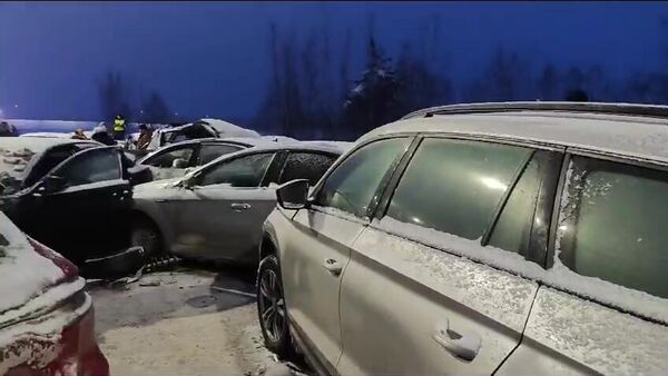 Машины на месте автомобильной аварии на трассе М-11 в Новгородской области