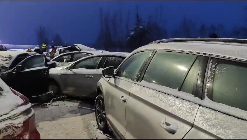 Машины на месте автомобильной аварии на трассе М-11 в Новгородской области - РИА Новости, 1920, 08.01.2024