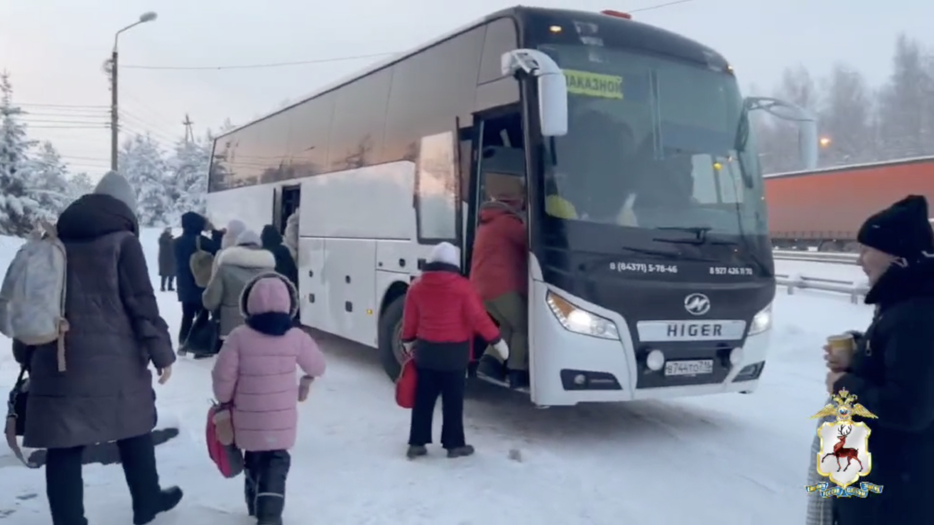 В Нижегородской области полицейские оказали помощь пассажирам междугороднего автобуса, сломавшегося в пути. 7 января 2024 - РИА Новости, 1920, 07.01.2024