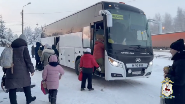 В Нижегородской области полицейские оказали помощь пассажирам междугороднего автобуса, сломавшегося в пути. 7 января 2024