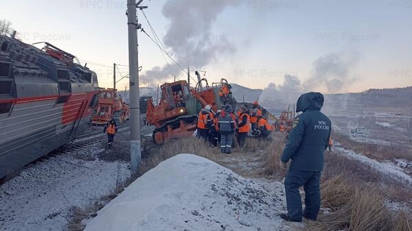 Место столкновения средней части локомотива поезда с вагонами грузового поезда в Забайкалье. 9 января 2024