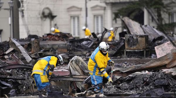 Оперативные службы работают на месте пожара, вызванного землетрясением в городе Вадзима в Японии