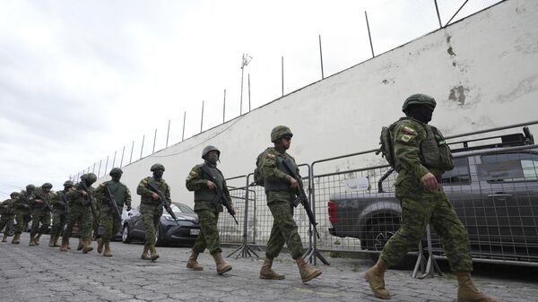 Полиция и солдаты возле тюрьмы Эль-Инка в Эквадоре, где произошли массовые беспорядки