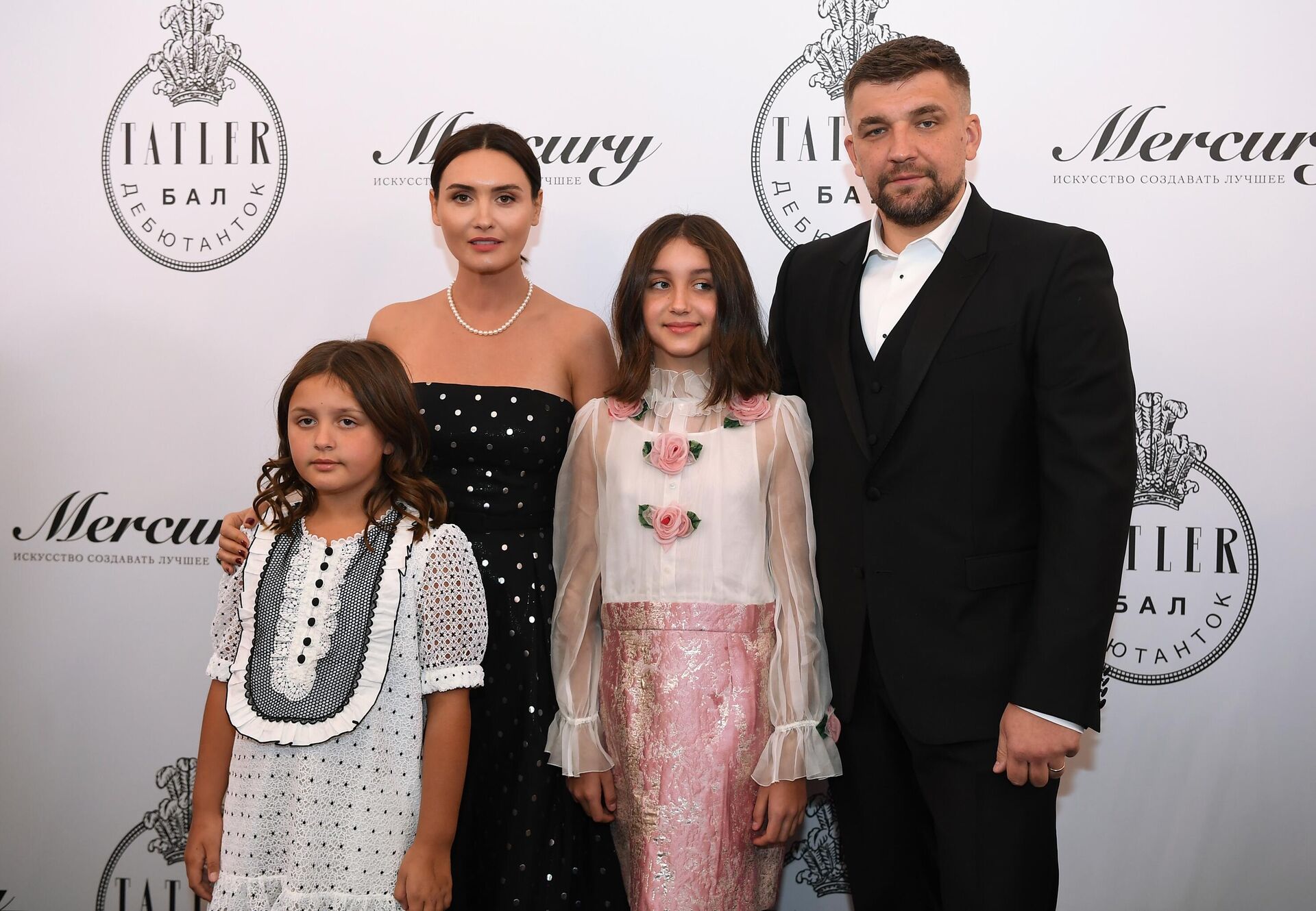 Рэпер Баста (Василий Вакуленко) с супругой Еленой и дочерями Марией и Василисой перед началом бала дебютанток журнала Tatler. Ноябрь 2021 г. Рэпер Баста (Василий Вакуленко) с супругой Еленой и дочерями Марией и Василисой перед началом бала дебютанток журнала Tatler. Ноябрь 2021 г. - РИА Новости, 1920, 21.08.2025
