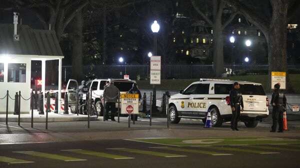 Полиция США работает на месте происшествия, где автомобиль врезался в барьер безопасности на въезде в комплекс Белого дома США. 8 января 2024