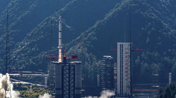 Ракета Чанчжэн-2С со спутником Эйнштейн стартует с космодрома Сичан в провинции Сычуань на юго-западе Китая