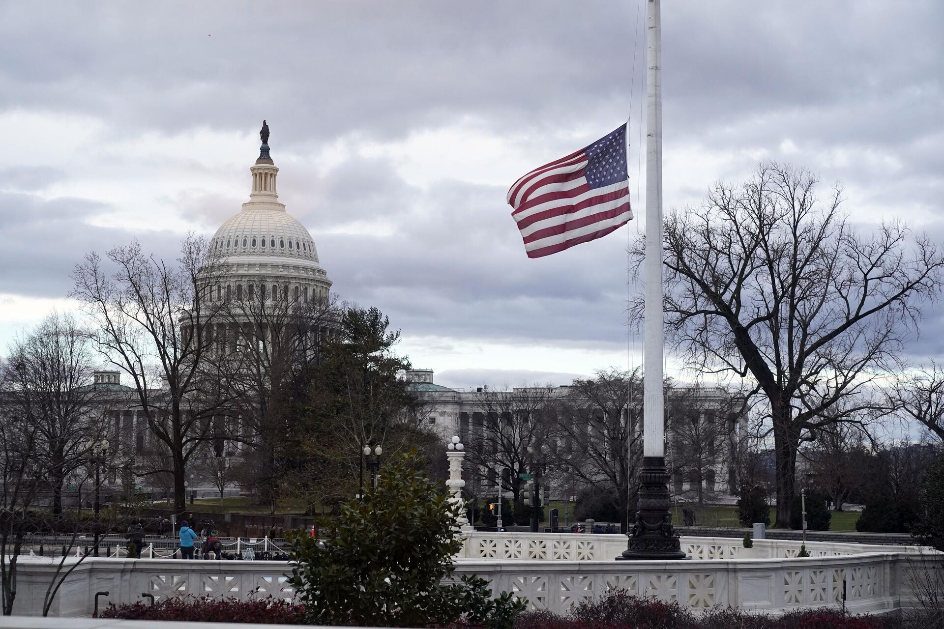 Приспущенный флаг напротив здания Капитолия США - РИА Новости, 1920, 06.12.2024