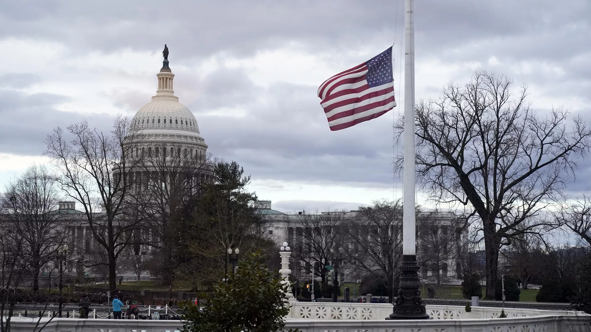 Приспущенный флаг напротив здания Капитолия США - РИА Новости, 1920, 27.11.2024