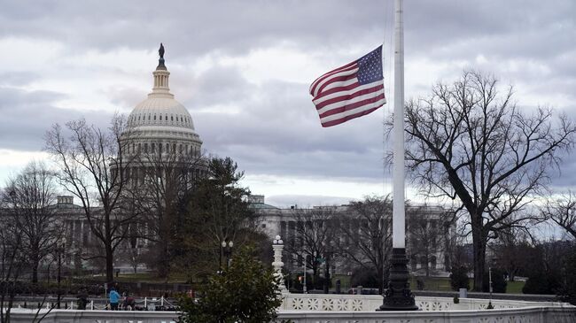 Приспущенный флаг напротив здания Капитолия США