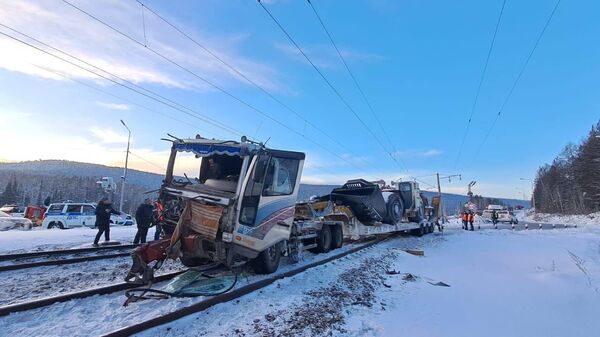 На перегоне Лена - Янталь Восточно-Сибирской железной дороги произошло столкновение грузового поезда и грузового автомобиля с полуприцепом