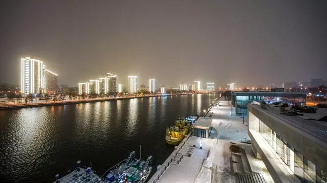 Нагатинская набережная в Москве, украшенная архитектурно-художественной подсветкой