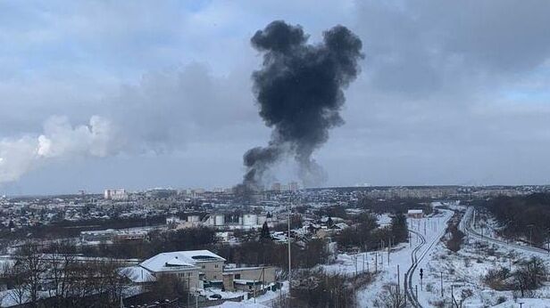 Дым на месте нападения беспилотников на топливно-энергетический объект в Орле - РИА Новости, 1920, 09.01.2024