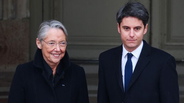 Вновь назначенный премьер-министр Франции Габриэль Атталь и бывший премьер-министр Элизабет Борн у отеля Матиньон в Париже