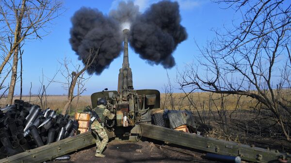 Артиллерист ВС России ведет огонь из 152-миллиметровой гаубицы Мста-Б