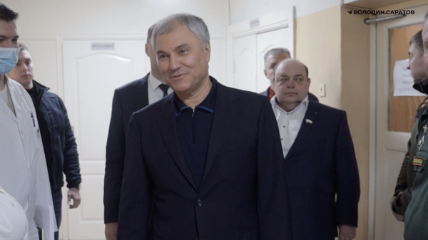 Вячеслав Володин во время посещения госпиталя в Саратове