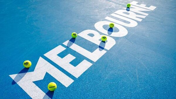 Теннисные мячи и корт Открытого чемпионата Австралии